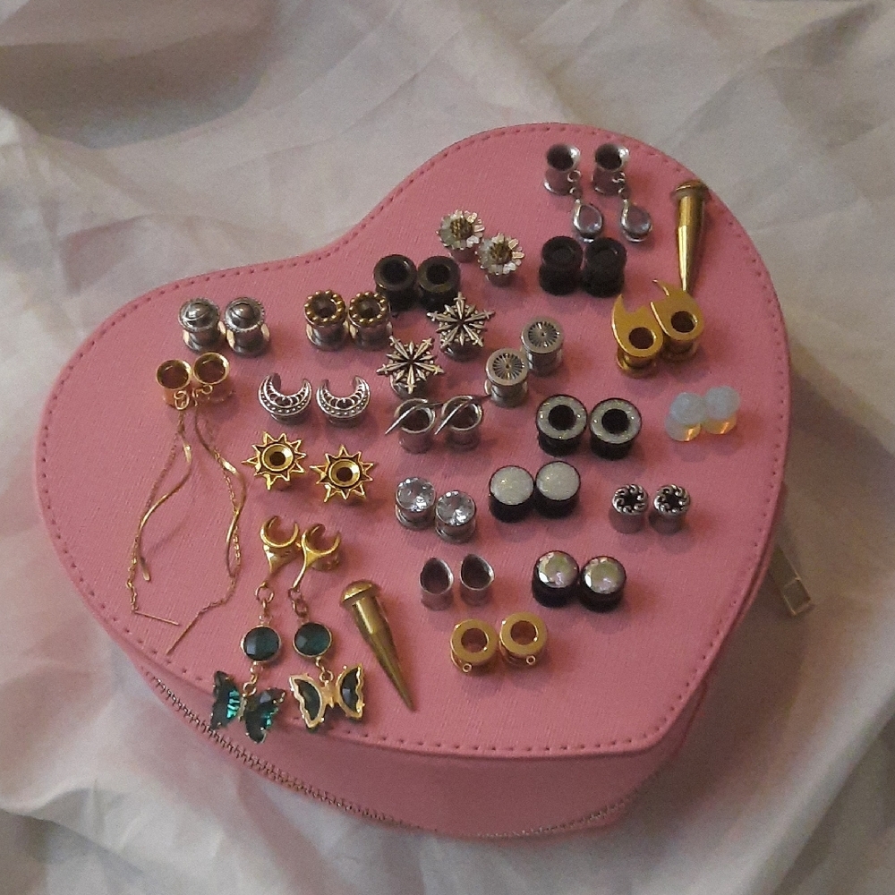 Mega plug, saddle, and tunnel bundle: 22 0g assorted jewelry